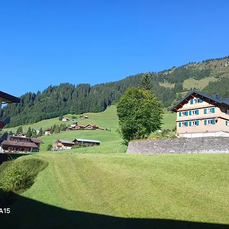 Mit Schwimmbad Kleinwalsertal 아파트 미텔베르그